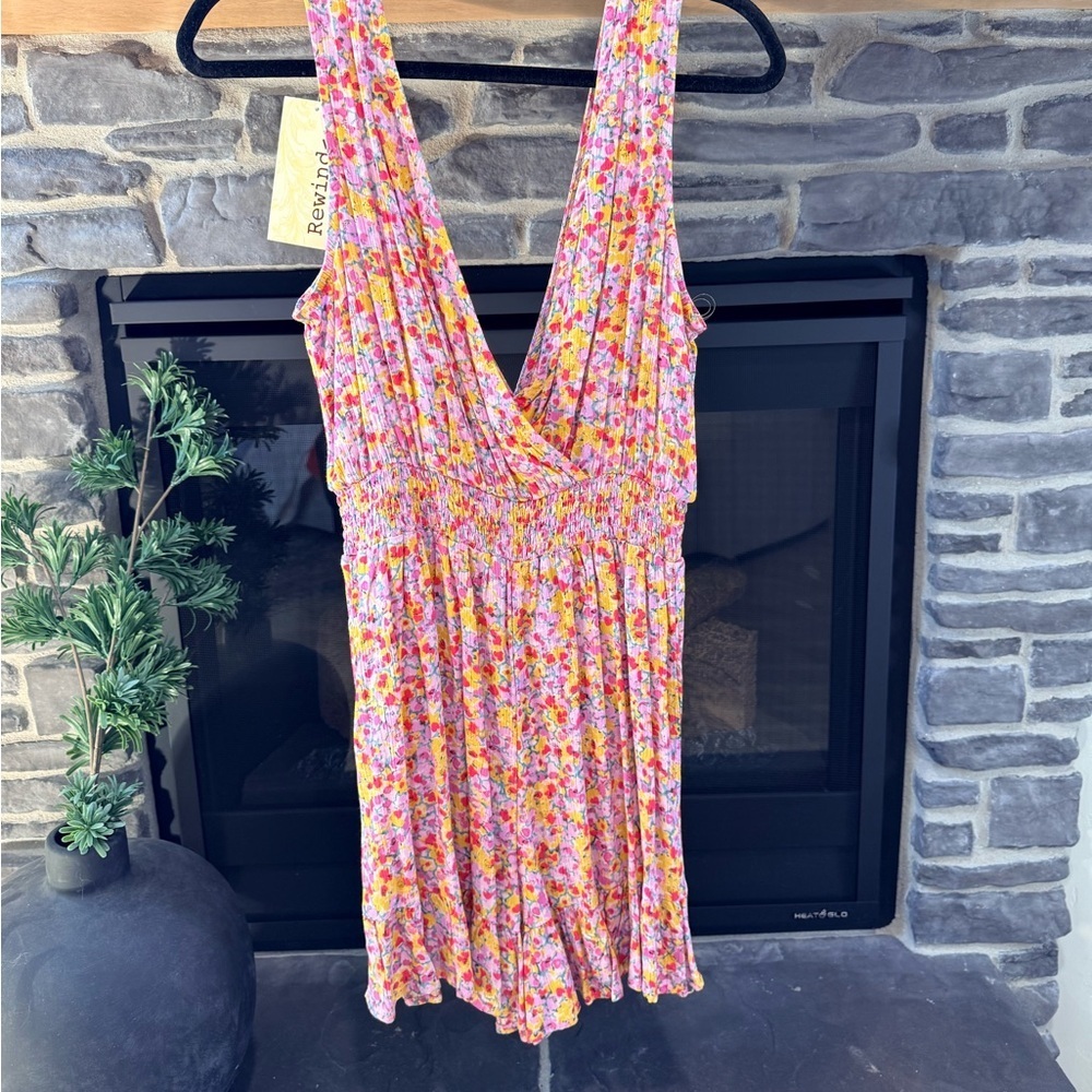 Rewind floral sleeveless romper perfect for a relaxing day in the sun - Picture 3 of 6